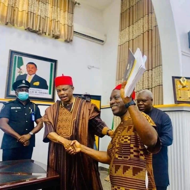 Videos + Pictures Of Willie Obiano Arrested By EFCC